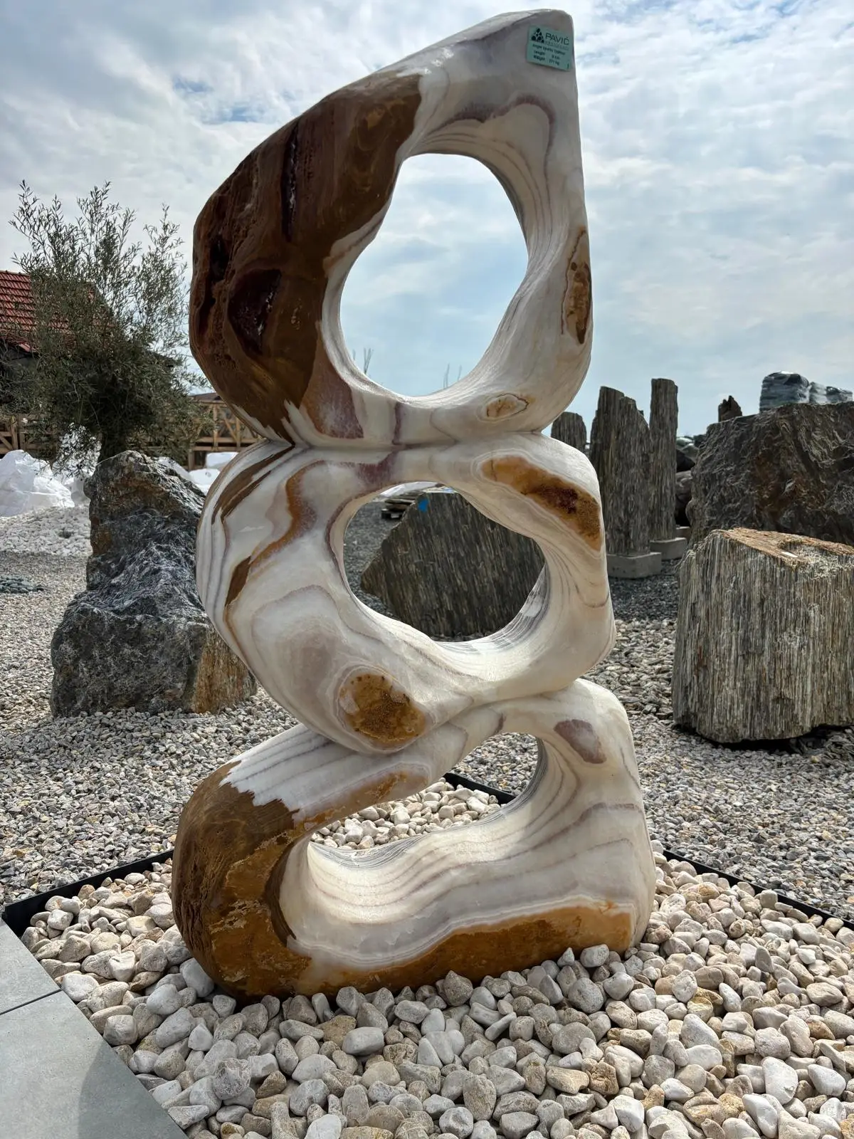 Kamena skulptura i monolit